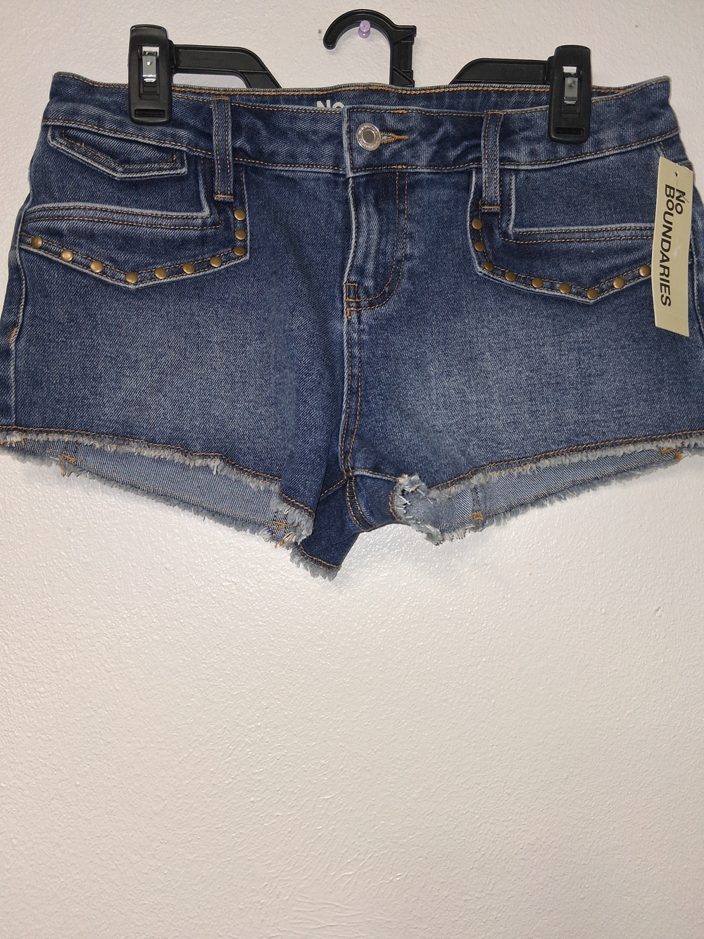 NWT'S No Boundaries Women’s Blue Denim Studded Cutoff Shorts Size 6